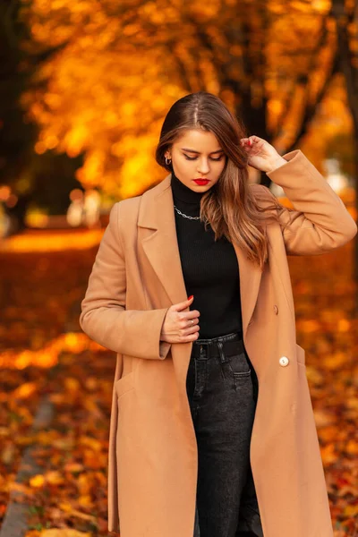 Élégante Belle Jeune Femme Manteau Beige Pull Marche Dans Parc — Photo