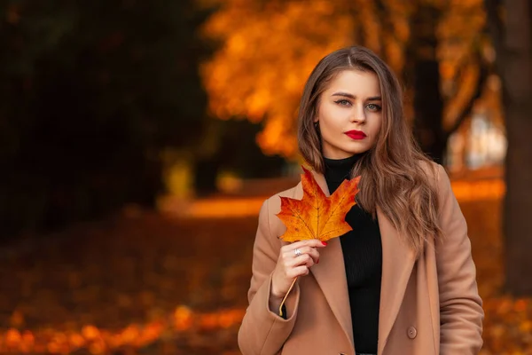 Jesienny Portret Pięknej Młodej Dziewczyny Czerwono Pomarańczowym Liściem Klonu Modnym — Zdjęcie stockowe