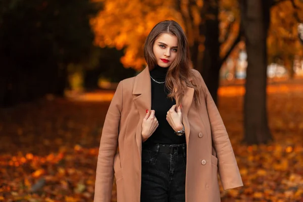 Menina Bonita Com Lábios Vermelhos Casaco Bege Moda Com Uma — Fotografia de Stock