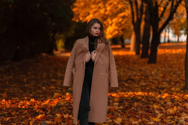 Havalı Bej Ceketli Süveterli Genç Güzel Bir Kadın Parlak Sonbahar — Stok fotoğraf
