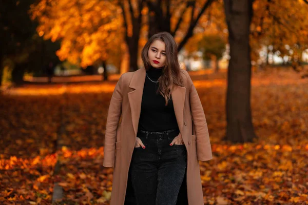 Schöne Frau Modell Mit Roten Lippen Einem Modischen Beigen Mantel — Stockfoto