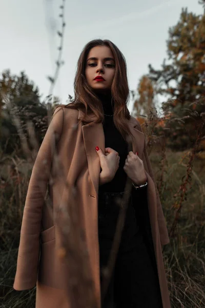 Стильна Красива Жінка Модель Моді Бежеве Пальто Чорним Одягом Траві — стокове фото