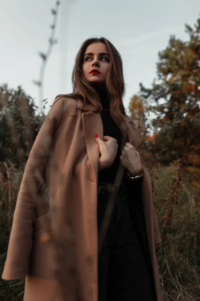 Модна Осінь Модель Жінка Червоними Губами Моді Осіннє Бежеве Пальто — стокове фото