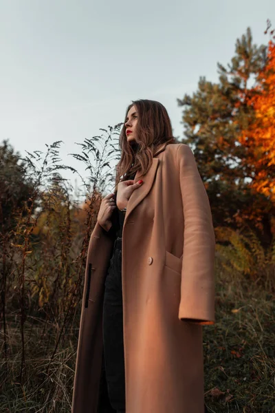Модна Жінка Стильному Осінньому Бежевому Пальто Відкритому Повітрі Траві Жіночий — стокове фото