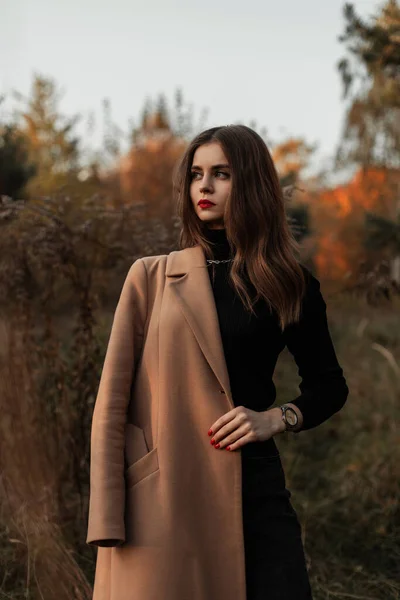 Elégante Belle Jeune Fille Avec Des Lèvres Rouges Dans Manteau — Photo