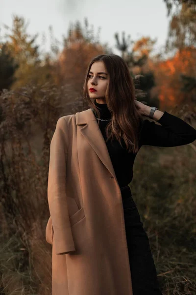 Menina Bonita Nova Com Lábios Vermelhos Casaco Bege Elegante Com — Fotografia de Stock