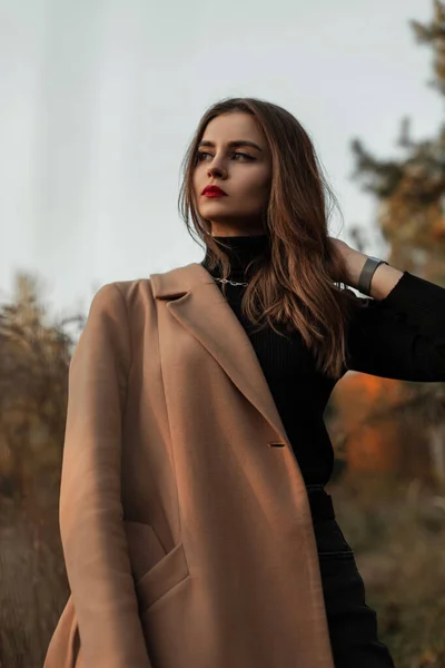 Elegante Mujer Hermosa Con Labios Rojos Ropa Moda Con Abrigo —  Fotos de Stock