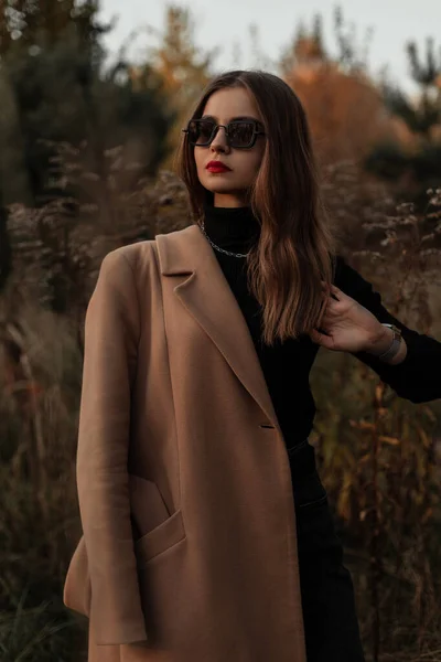 Elegante Chica Hermosa Con Gafas Sol Vintage Abrigo Moda Con —  Fotos de Stock
