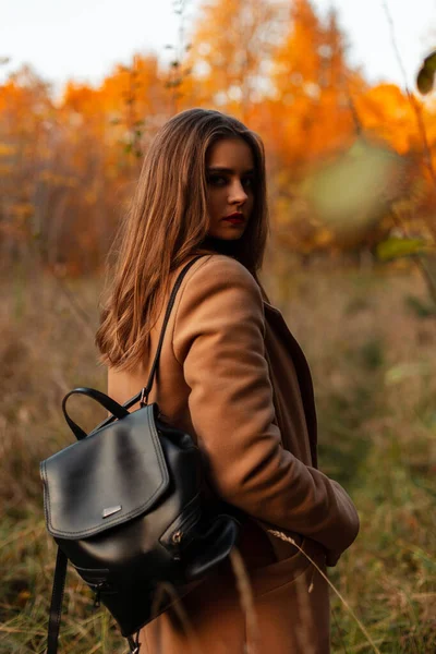 Vacker Ung Kvinna Mode Falla Beige Rock Med Läder Ryggsäck — Stockfoto