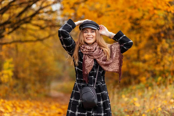 Menina Bonita Feliz Com Sorriso Beleza Roupas Moda Casaco Com — Fotografia de Stock