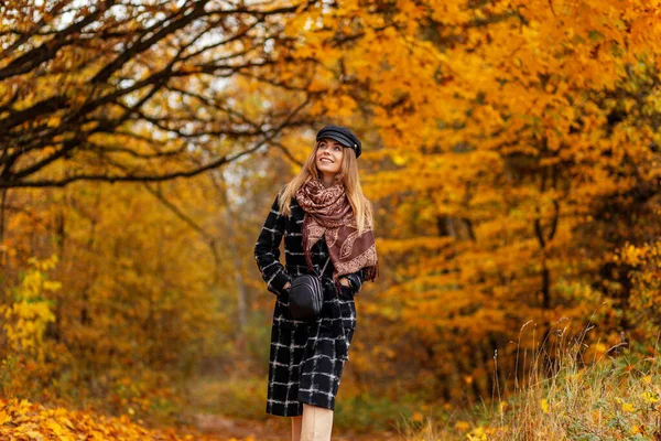 Szczęśliwa Kobieta Uśmiechem Spaceruje Jesiennym Parku Niesamowitym Żółtym Jesienią Liście — Zdjęcie stockowe