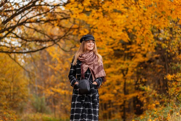 Счастье Девушка Милой Улыбкой Моде Одежда Выглядят Прогулки Осеннем Парке — стоковое фото