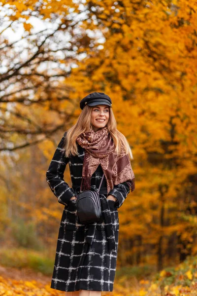 Счастливая Красивая Молодая Улыбающаяся Женщина Шарфом Шляпой Модном Пальто Прогулки — стоковое фото
