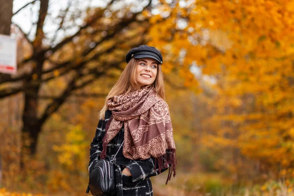 Podzimní Portrét Krásné Šťastné Mladé Dívky Kloboukem Šátkem Módním Kabátě — Stock fotografie