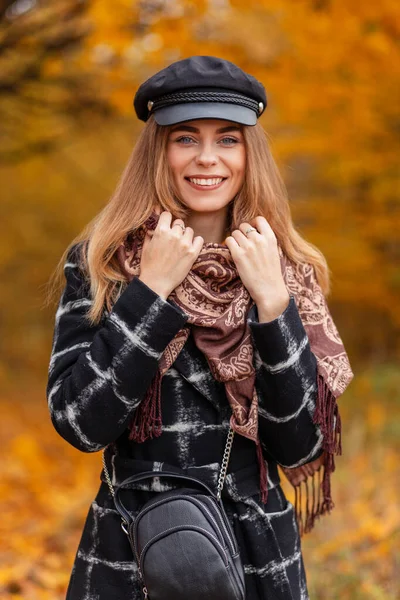 Happiness Portrait Pretty Smiling Woman Hat Vintage Scarf Fashion Coat — Stock Photo, Image