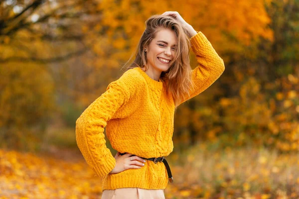 幸せな美しい笑顔女性でヴィンテージ黄色のニットセーター散歩で公園でオレンジの紅葉屋外 — ストック写真