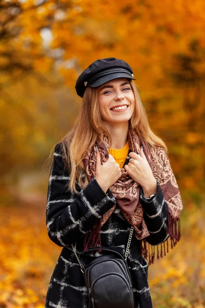 공원에서 노란색 코트를 모자를 스카프를 여성의 — 스톡 사진