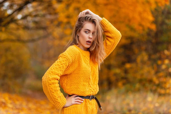Piękna Młoda Zaskoczona Kobieta Zaskakującymi Pozytywnymi Emocjami Dzianinowym Żółtym Swetrze — Zdjęcie stockowe