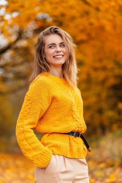Ładna Młoda Dziewczyna Ładny Uśmiech Moda Żółty Sweter Dzianiny Spacery — Zdjęcie stockowe