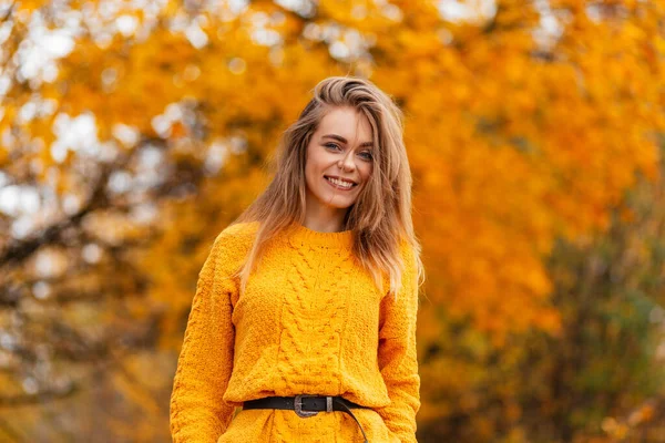 노란색으로 스웨터를 가을에 아름다운 미소짓는 소녀의 — 스톡 사진