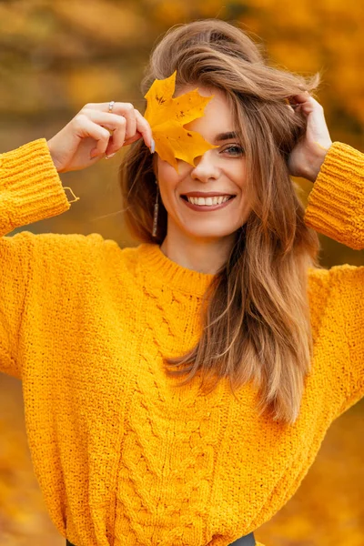 Szczęśliwy Portret Pięknej Młodej Dziewczyny Uroczym Uśmiechem Dzianinowym Żółtym Swetrze — Zdjęcie stockowe