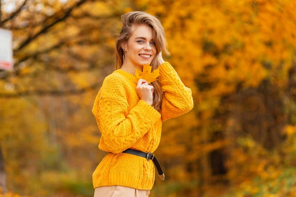 Menina Bonita Feliz Suéter Malha Com Uma Folha Amarela Está — Fotografia de Stock