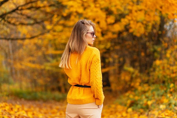 Mulher Moda Com Óculos Sol Uma Camisola Malha Vintage Caminha — Fotografia de Stock