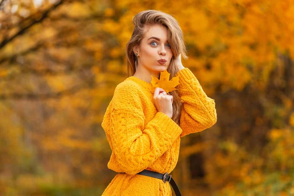 Muchacha Hermosa Divertida Suéter Punto Moda Amarillo Brillante Con Una — Foto de Stock