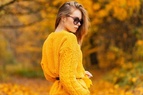 Beautiful Young Girl Fashionable Sunglasses Vintage Yellow Knitted Sweater Walks — Stock Photo, Image