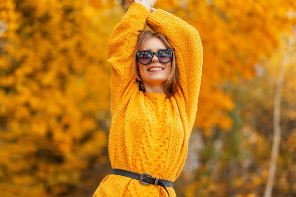 Szczęśliwy Stylowy Młoda Uśmiechnięta Kobieta Dzianiny Żółty Sweter Okularami Przeciwsłonecznymi — Zdjęcie stockowe