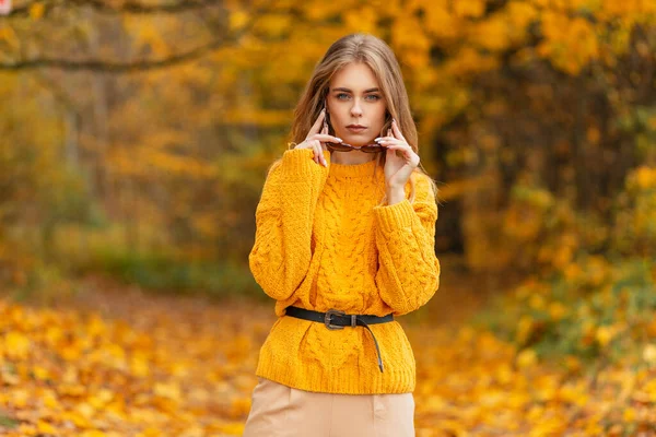 Trendy Beautiful Fashion Young Woman Knitted Vintage Yellow Sweater Dresses — Stock Photo, Image