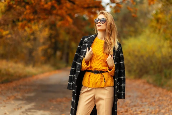 Mujer Bonita Con Gafas Sol Abrigo Moda Suéter Punto Amarillo — Foto de Stock