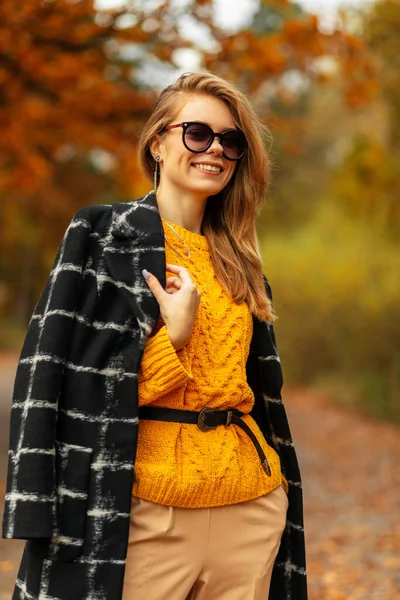 Menina Bonita Caucasiana Feliz Com Sorriso Bonito Camisola Malha Vintage — Fotografia de Stock