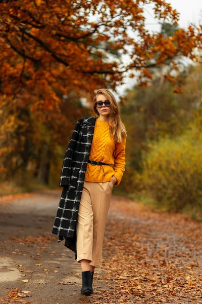 Mulher Modelo Muito Moda Roupas Outono Moda Com Uma Jaqueta — Fotografia de Stock