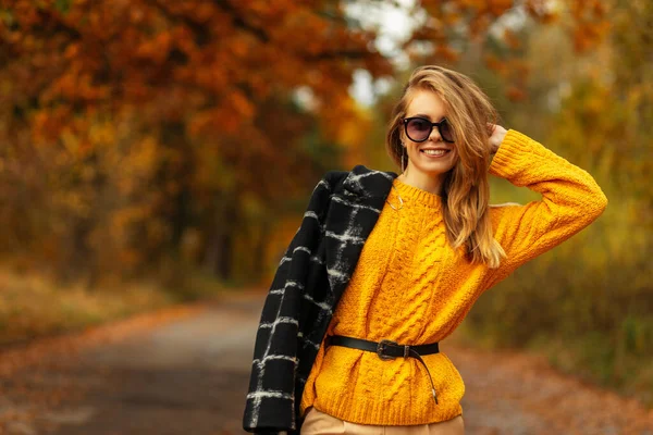 Menina Alegre Bonita Elegante Com Sorriso Óculos Suéter Malha Amarelo — Fotografia de Stock