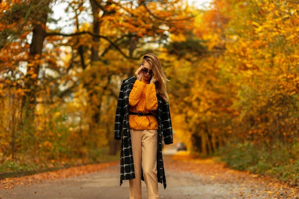 Jeune Femme Élégante Vêtements Mode Avec Pull Vintage Tricoté Manteau — Photo