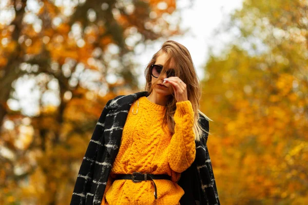 Retrato no parque de inverno. trajes eslavos e escandinavos em uma