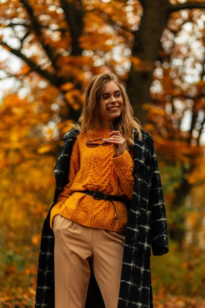 Menina Sorridente Bonita Moda Roupas Outono Elegantes Está Andando Parque — Fotografia de Stock