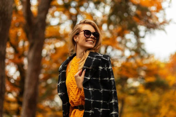 Glückliche Frau Mit Süßem Lächeln Und Zähnen Modischer Herbstkleidung Mit — Stockfoto