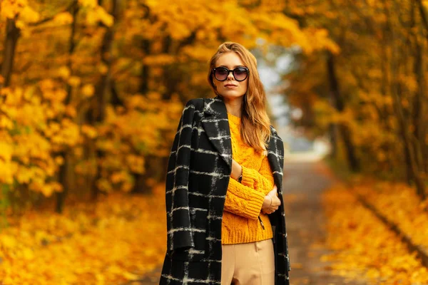 Portret Piękna Dziewczyna Modnych Okularach Dzianiny Vintage Sweter Płaszcz — Zdjęcie stockowe