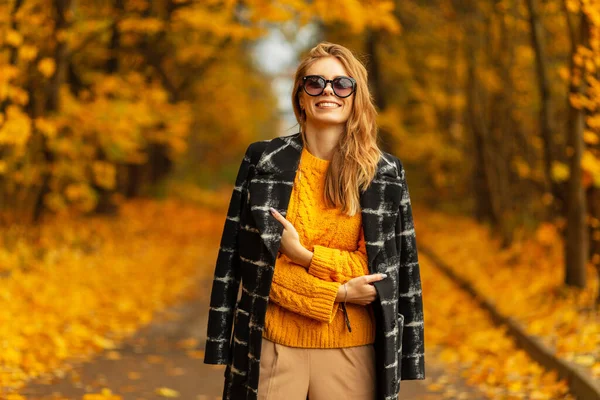 Jovem Europeia Bonita Feliz Com Sorriso Bonito Moda Roupas Vintage — Fotografia de Stock