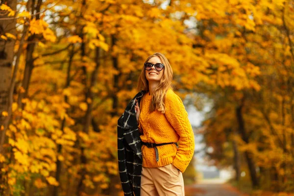 Гарна Жінка Красивою Посмішкою Моді Осінній Одяг Язаним Жовтим Вінтажним — стокове фото