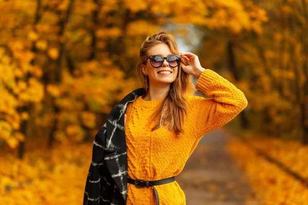 Szczęście Młoda Uśmiechnięta Kobieta Stylowych Okularach Przeciwsłonecznych Modnym Czarnym Płaszczu — Zdjęcie stockowe
