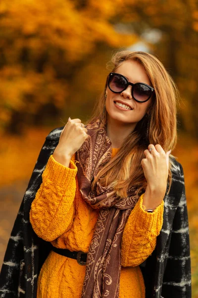 Ziemlich Glückliche Junge Frau Mit Süßem Lächeln Modischer Herbstkleidung Pullover — Stockfoto