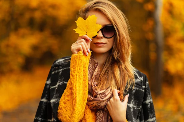 Стильний Портрет Красивої Молодої Жінки Модними Сонцезахисними Окулярами Вінтажному Одязі — стокове фото