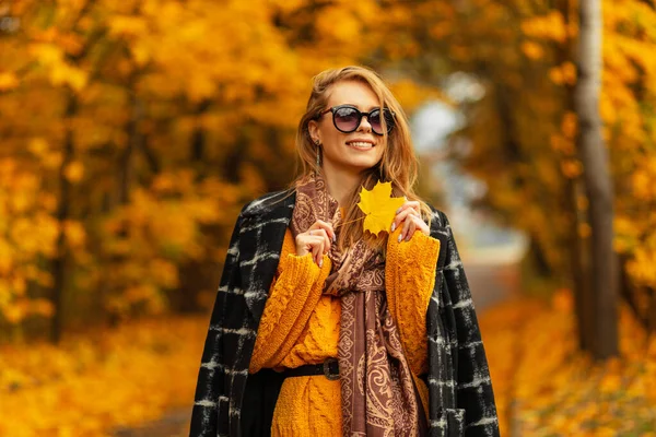 Mujer Otoño Bonita Feliz Con Hojas Amarillas Otoño Fondo Naturaleza — Foto de Stock