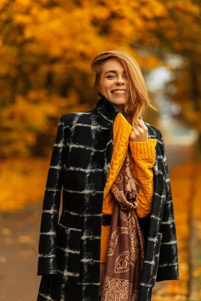 Красивая Счастливая Европейская Девушка Красивой Улыбкой Симпатичным Лицом Модных Осенних — стоковое фото