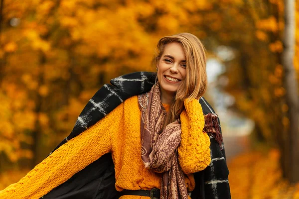 Щасливий Портрет Красивої Молодої Дівчини Милою Посмішкою Модному Чорному Пальто — стокове фото
