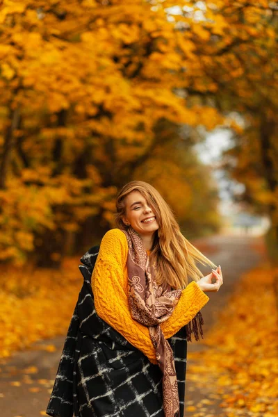 Щаслива Кавказька Жінка Гарною Усмішкою Модному Одязі Чорним Пальтом Єднаний — стокове фото