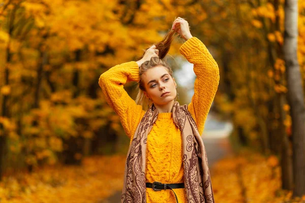 스웨터를 스카프를 공원을 거닐고 아름다운 소녀는 놀랍도록 가지고 — 스톡 사진